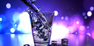 Opakowanie wody mineralnej ma znaczenie. Dlaczego sommelierzy nie uznają butelek PET?